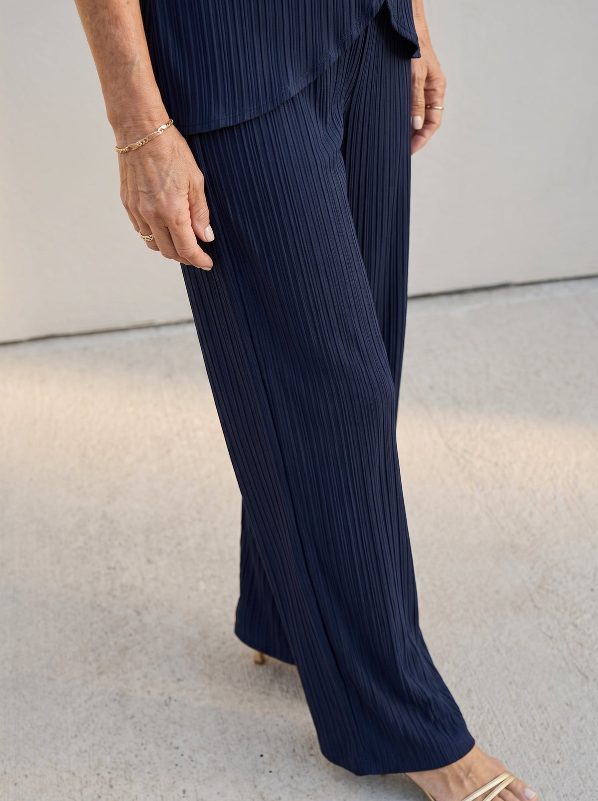 Carmen | Conjunto de dos piezas con blusa cruzada y pantalón recto ancho
