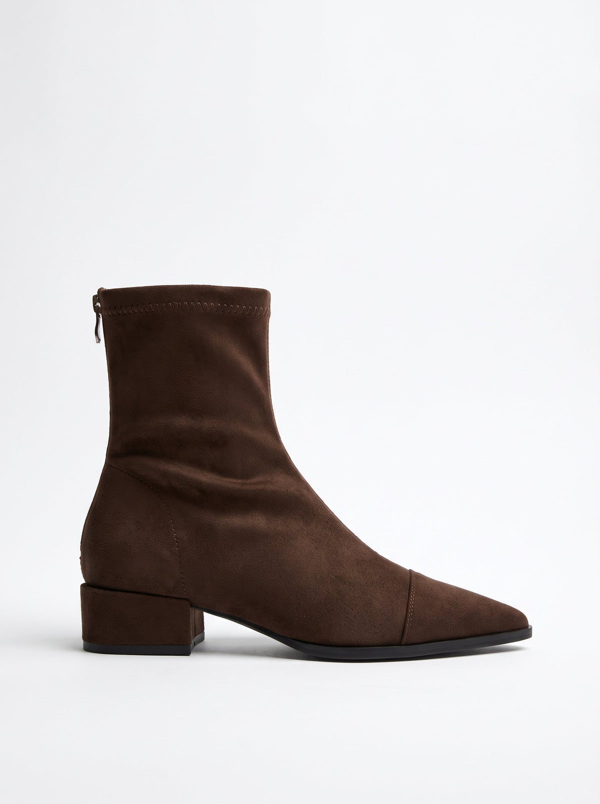 Pilar | Botines de ante de punta fina y tacón bajo