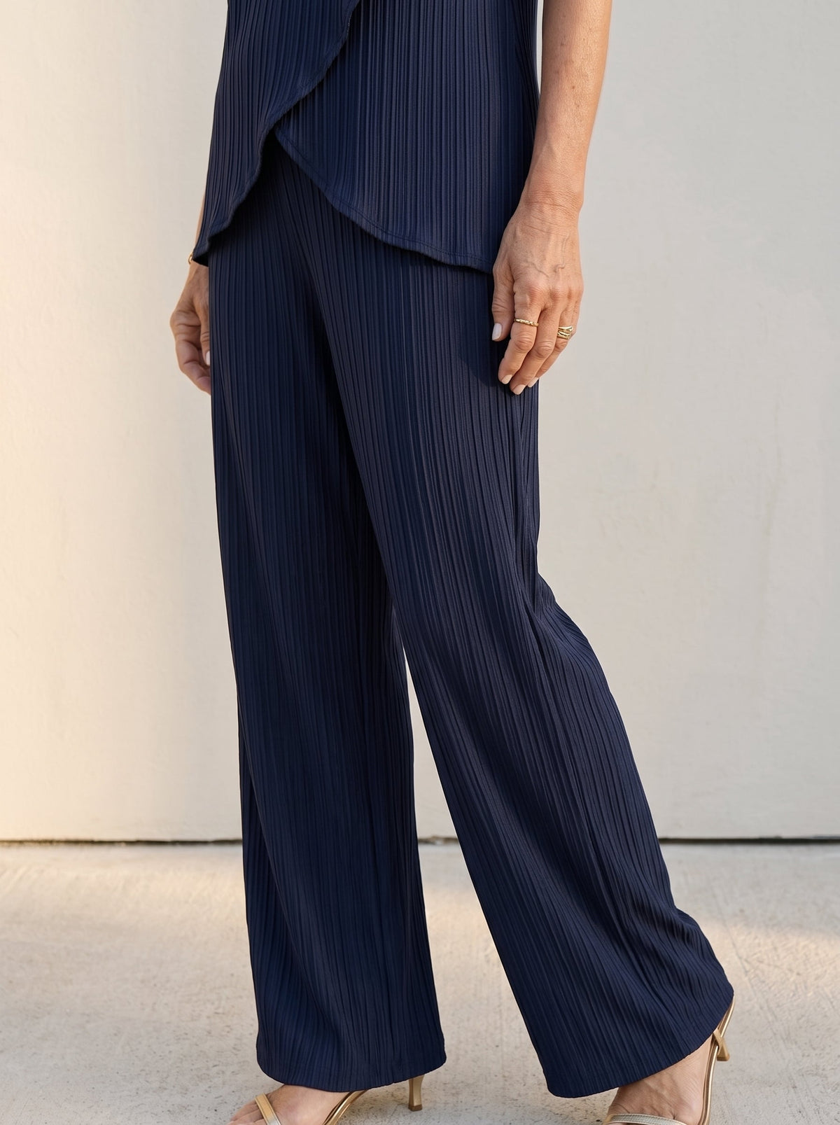 Carmen | Conjunto de dos piezas con blusa cruzada y pantalón recto ancho