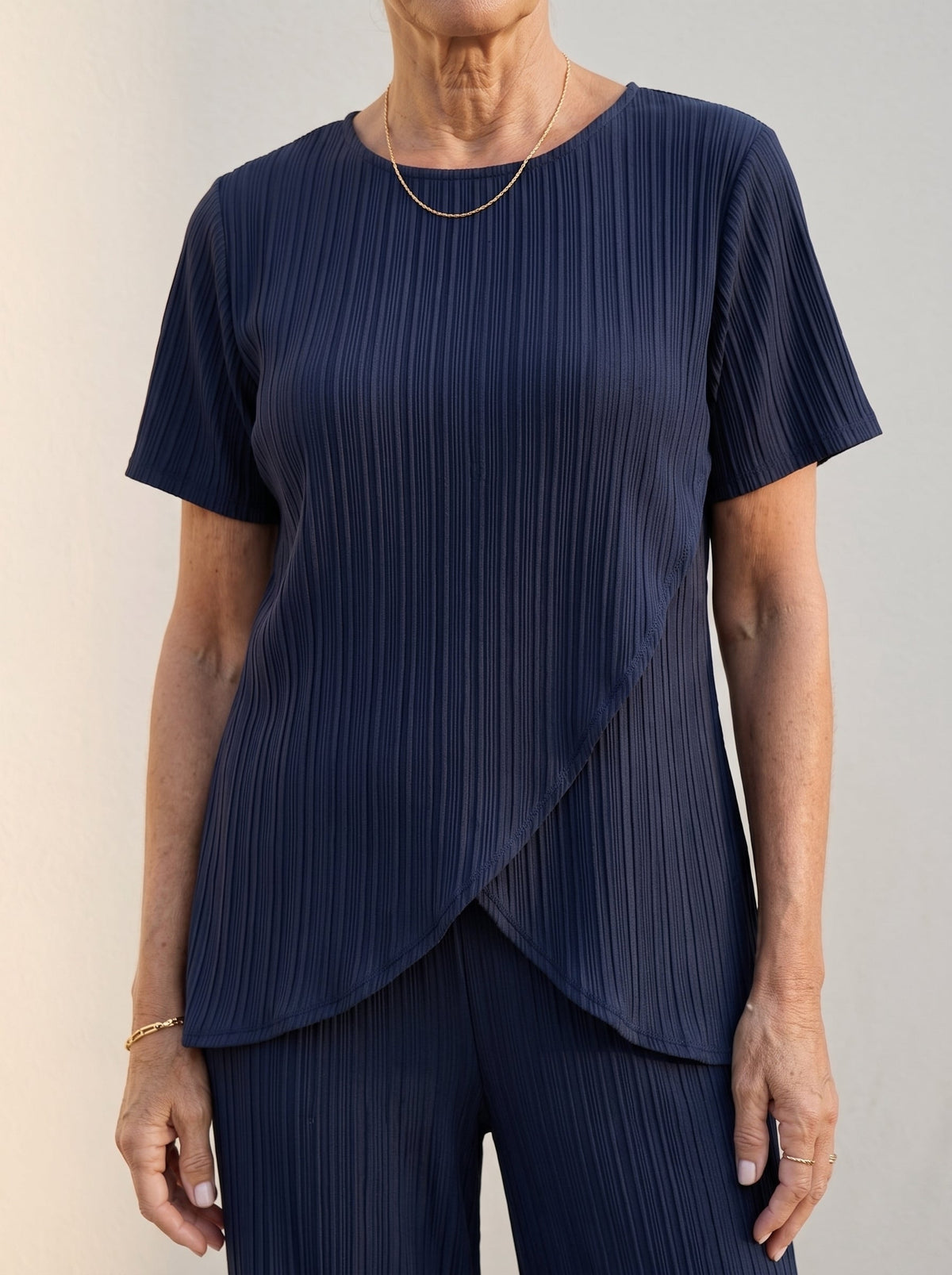 Carmen | Conjunto de dos piezas con blusa cruzada y pantalón recto ancho