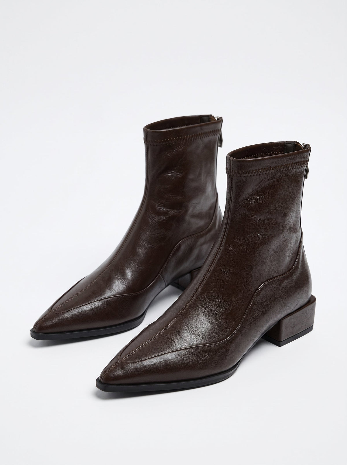 Rocío | Botines de cuero de punta fina y tacón bajo